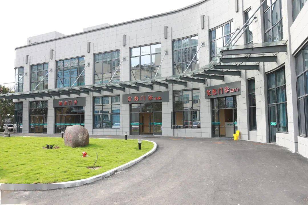 总院建立高标准发热门诊楼,完成救护车洗消中心建设,启用预防接种门诊