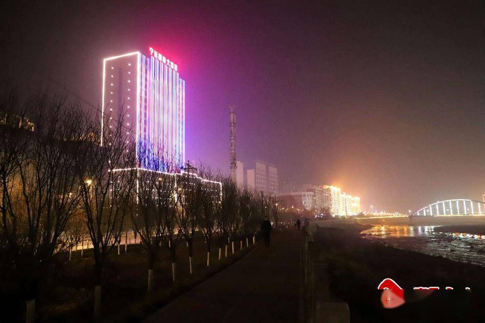为营造喜庆,祥和的节日气氛,武山县城装扮一新,元旦当晚,渭水两岸流光