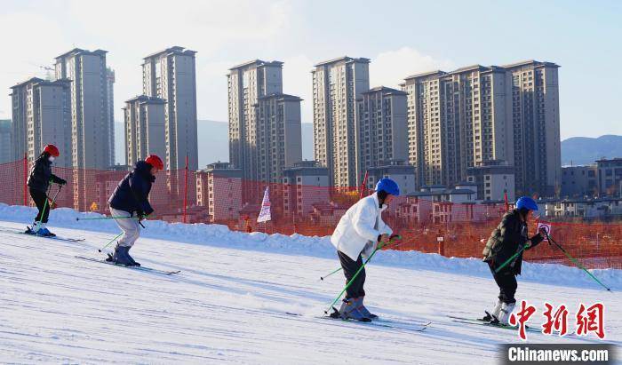 市民|西宁市民戏雪迎冬奥