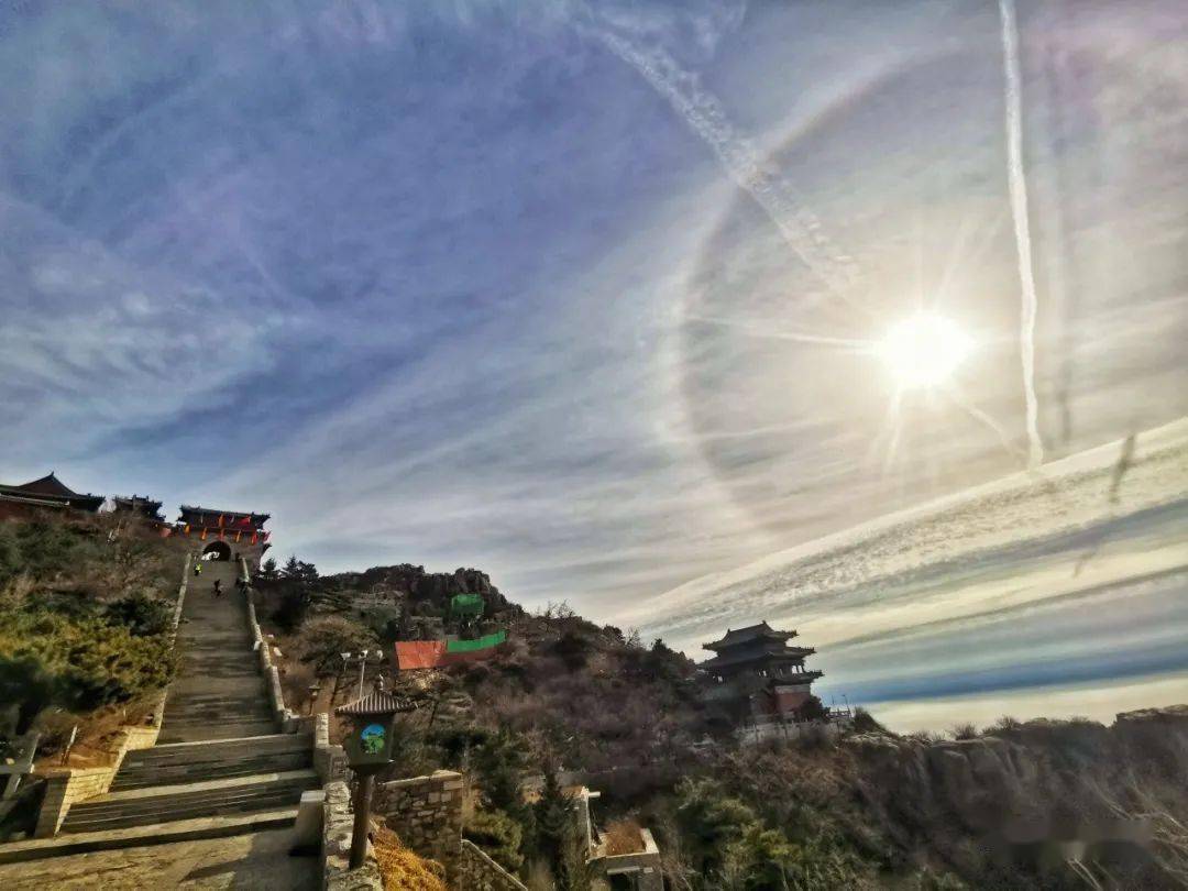 泰山岱顶天气晴朗再现罕见气象奇观