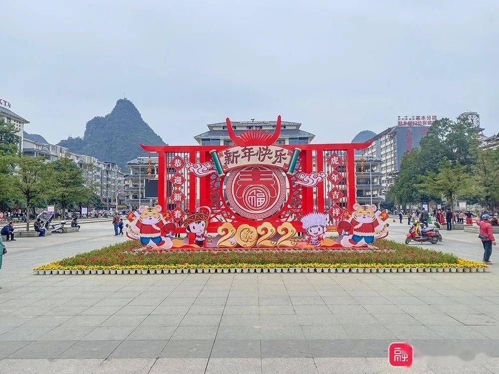 实拍画面融水熊孩子破坏力爆表大广场新春造型一片狼藉