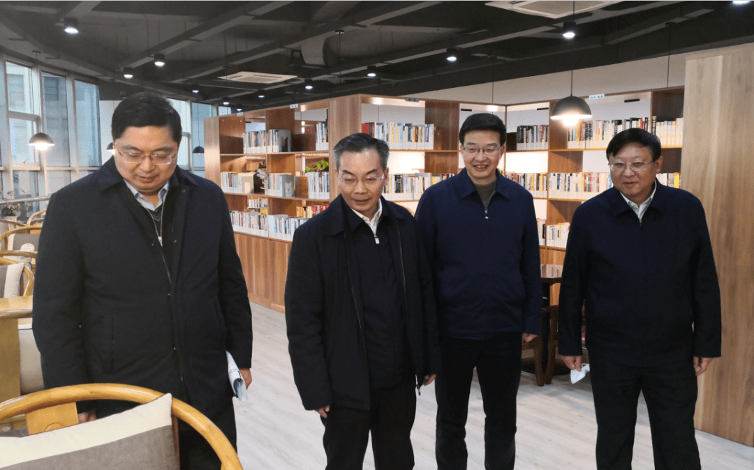 (会后,余珽一行参观了扬州市图书馆市人社局分馆)end供稿:组织人事处