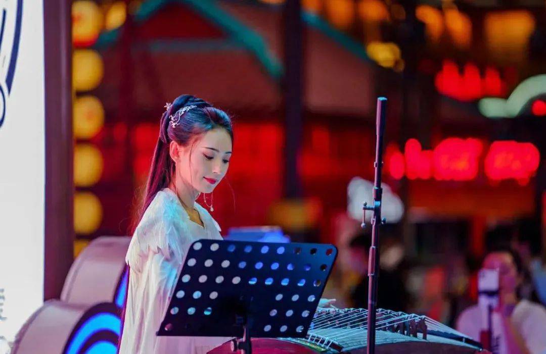 初遇古筝后的十多年,千艺全心全意地沉浸于这项古老艺术.