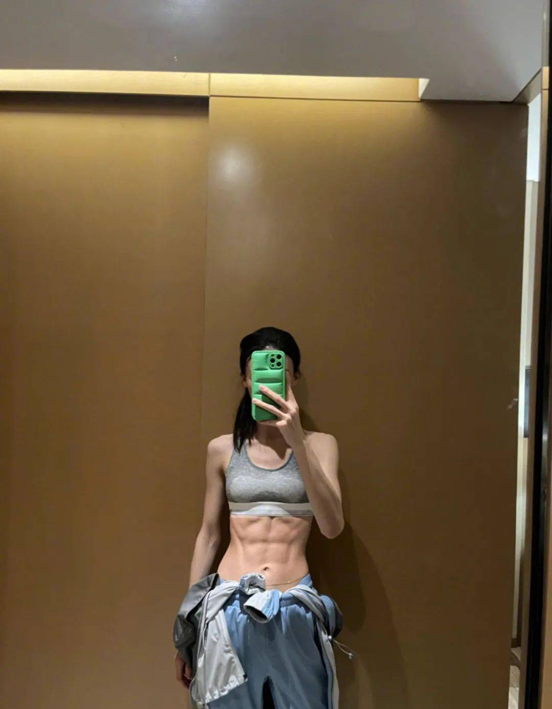 美人你以为金晨瘦脱相？实际上女星顶配从脸到身材全部“0干瘪”