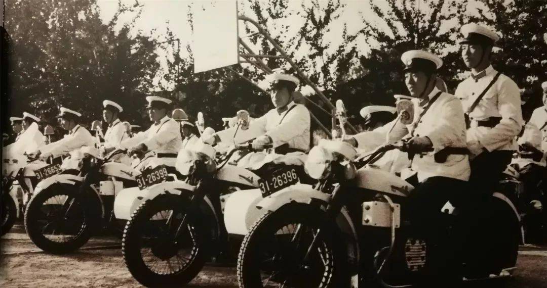 72年代白色警服图片