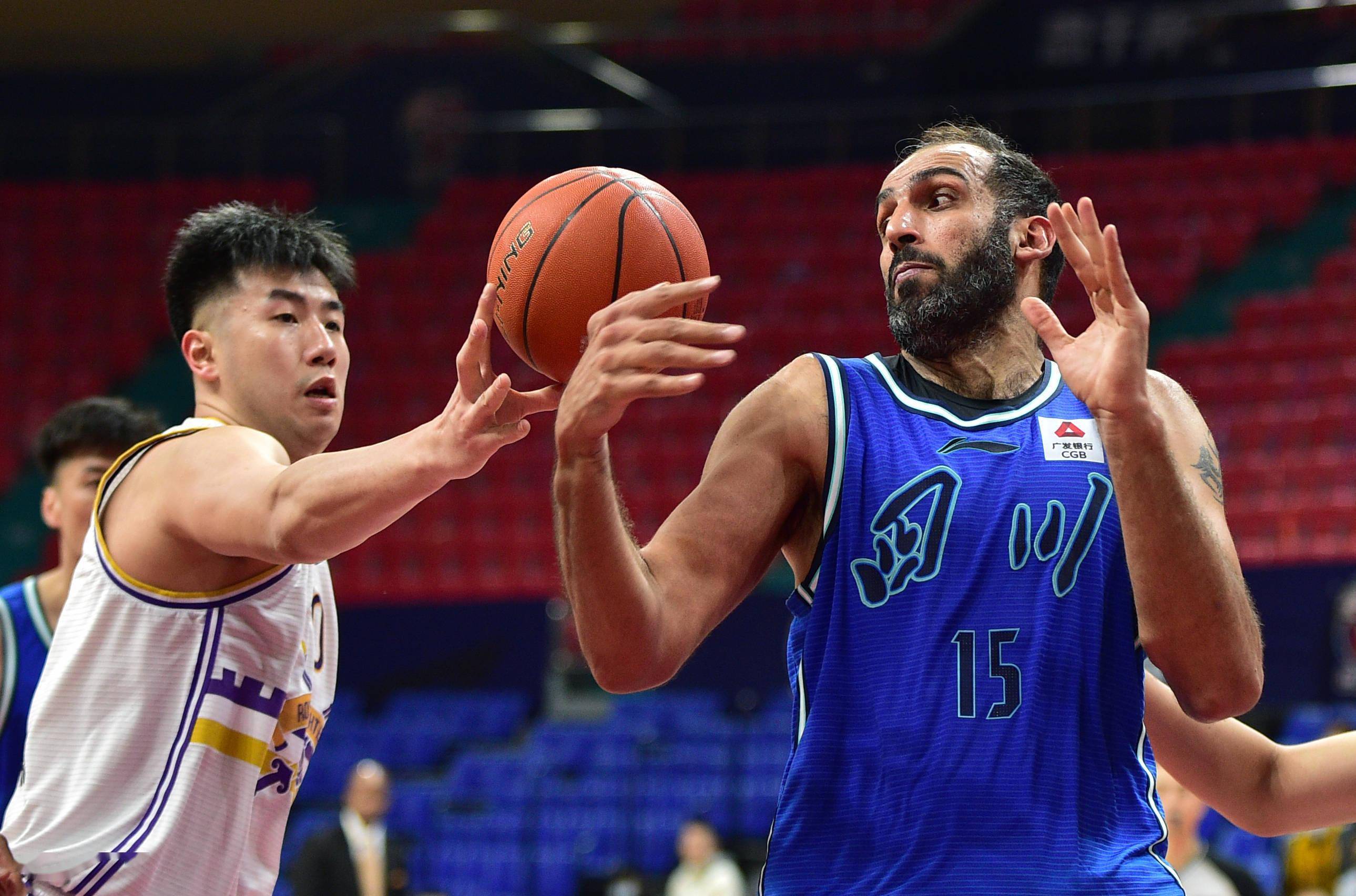 1月6日,北京控股队球员哈斯(左)在比赛中进攻.