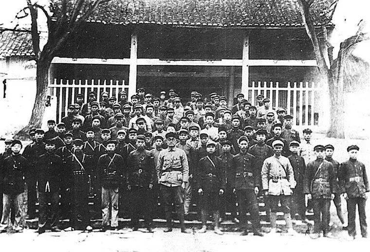 部分干部于贵州大定合影龙云是土地革命时期骁勇善战的红军高级将领