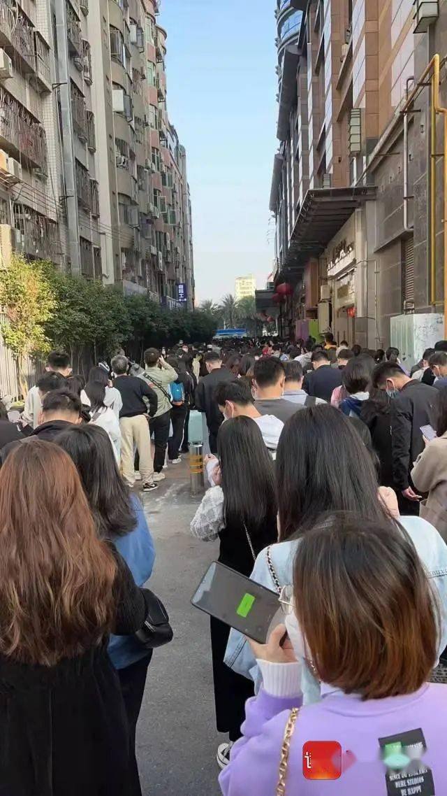 五和社区布吉街道龙珠花园小区排队测核酸布吉街道国展社区居民有序