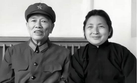 1978年浦安修拿着彭老总遗物找到邓华邓华看到后泣不成声