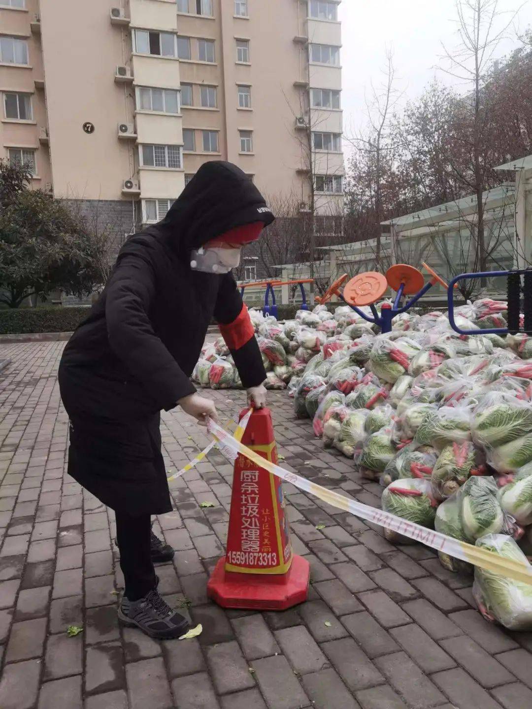 鑫和杨小帅等凌晨两点只为生活物资尽早发放到小区居民手中他们起早贪