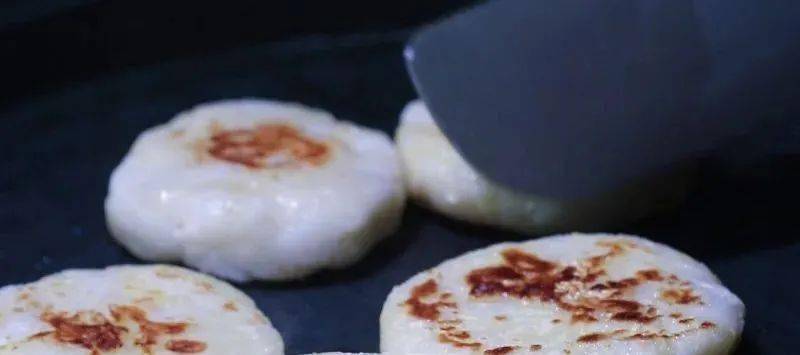 怎么做山药饼窍门 eb4b4723b79c40418e7a97e7ae26a8eb.jpeg