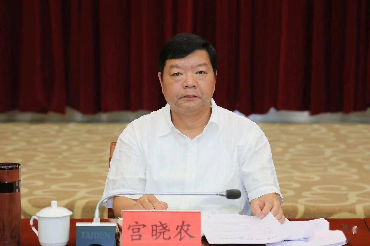 倒在茅台酒下厅官宫晓农被控收受482瓶还痴迷兰花