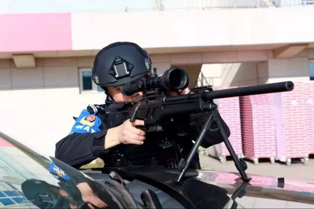 致敬警察节张恩海特警队里的先锋教官