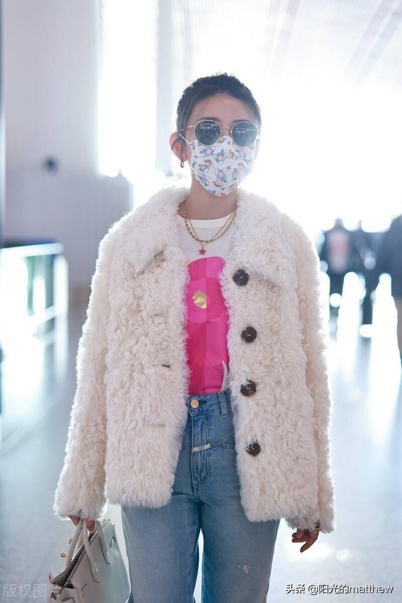 街拍梁洁白色毛绒外套搭牛仔裤对镜头打招呼亲和力十足