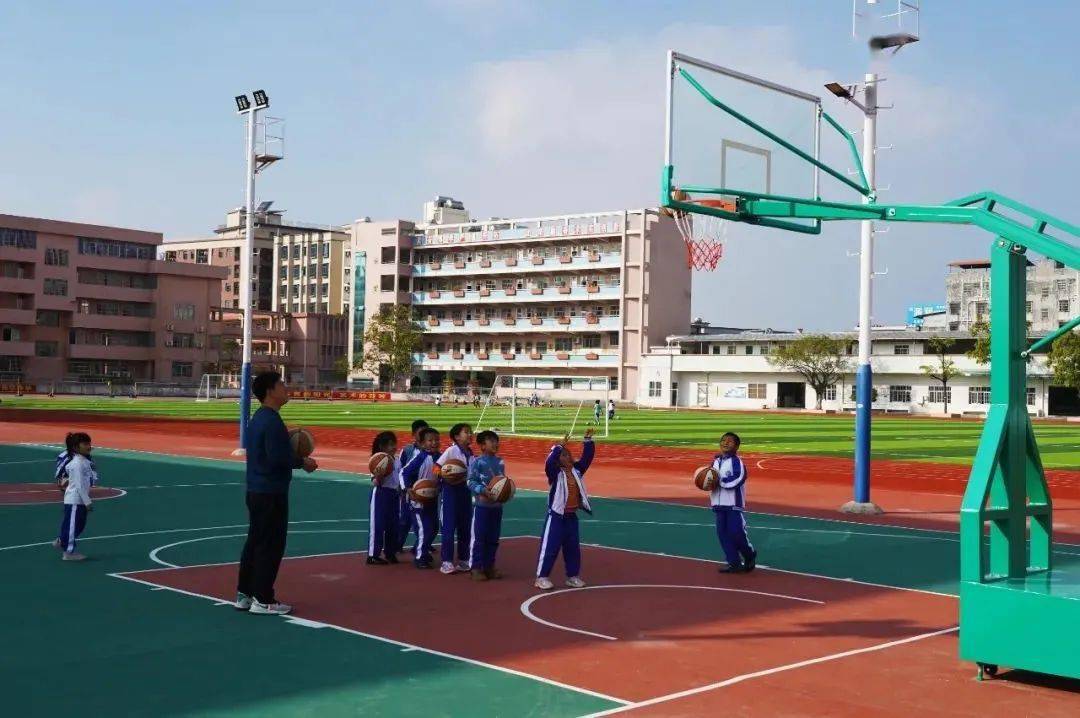 焕然一新石湾中心小学运动场完成升级改造