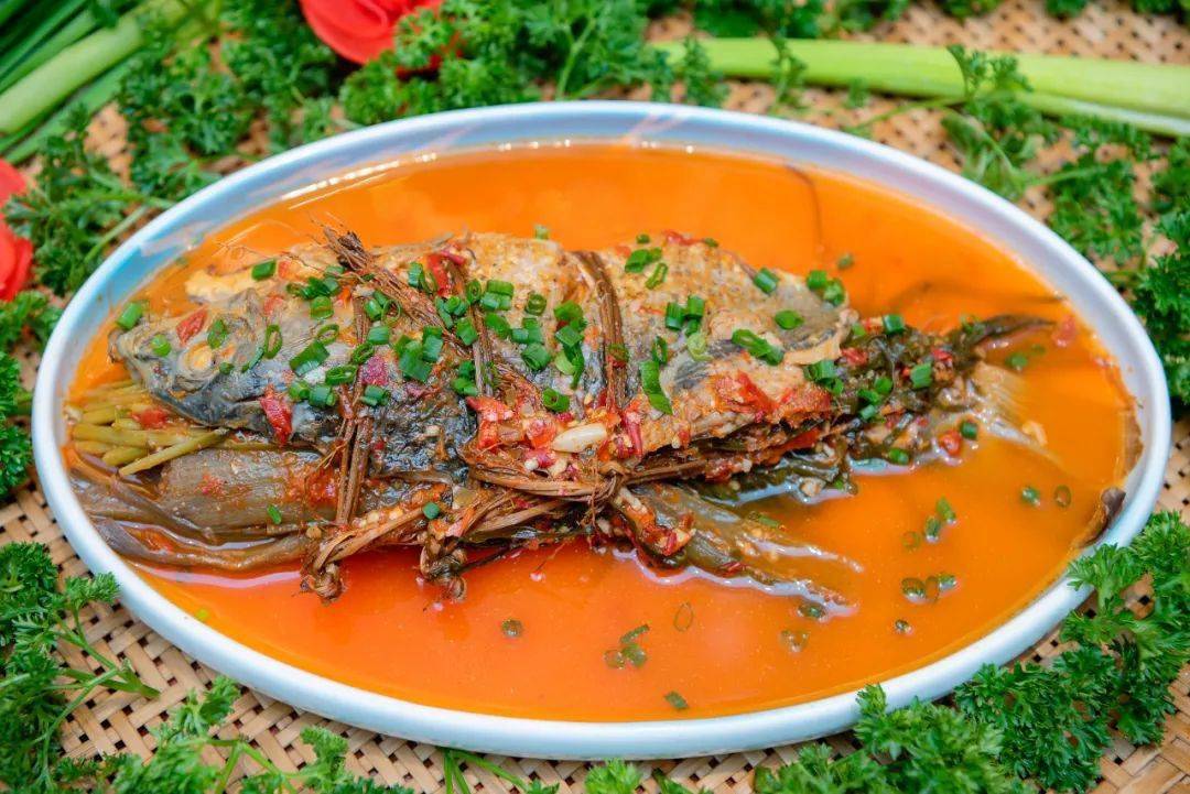 "鱼包韭菜"制作并不复杂,鱼洗净之后,加入少量食盐,混合水族秘制的