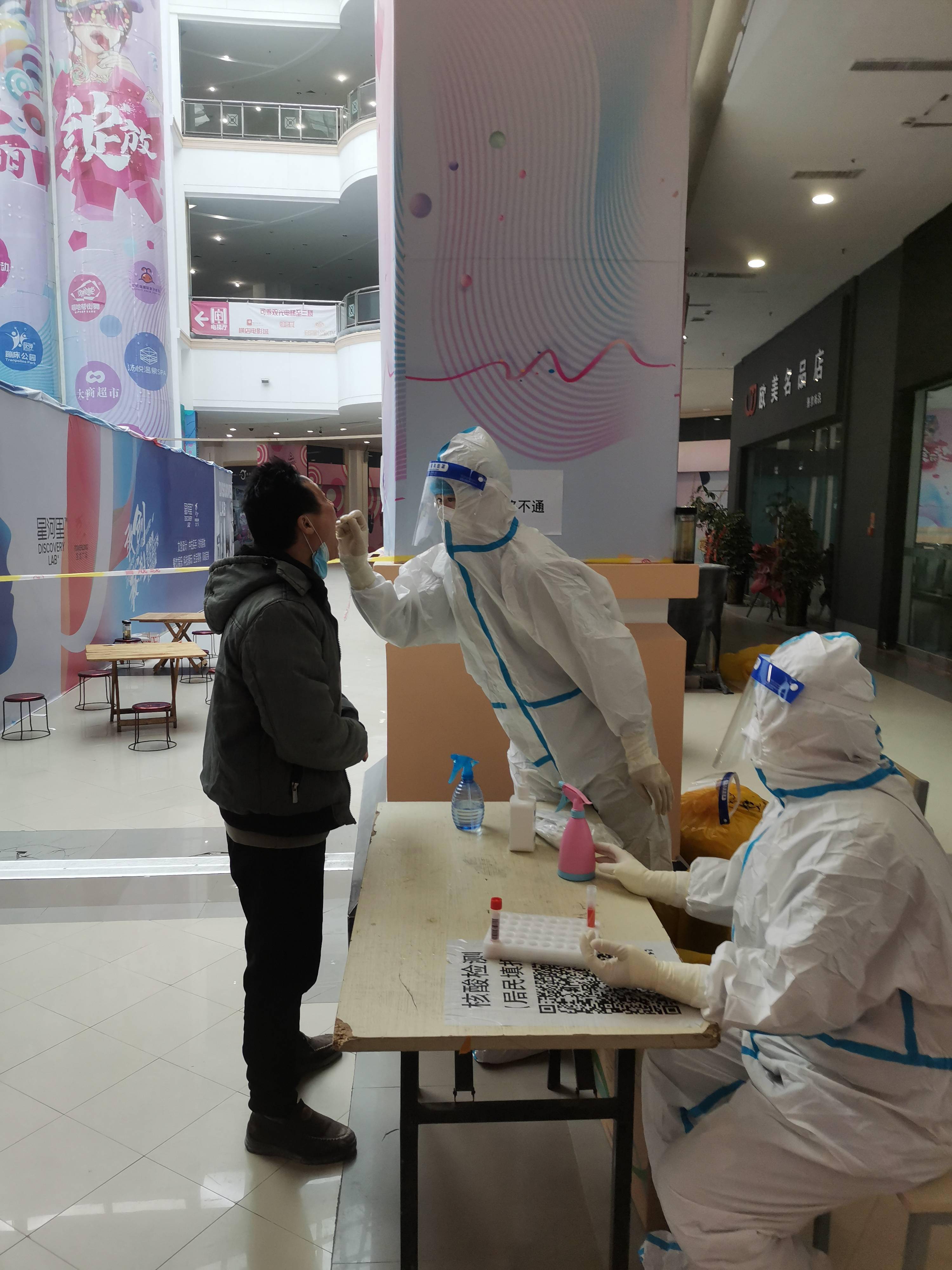郑州90后护士手冻僵依然主动报名参加新一轮全员核酸检测