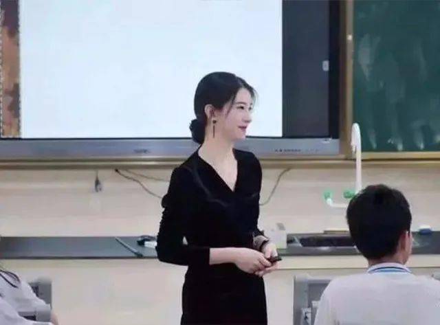90后女教师上课露底裤，偷拍图片流出，家长：这学生还能听进课？