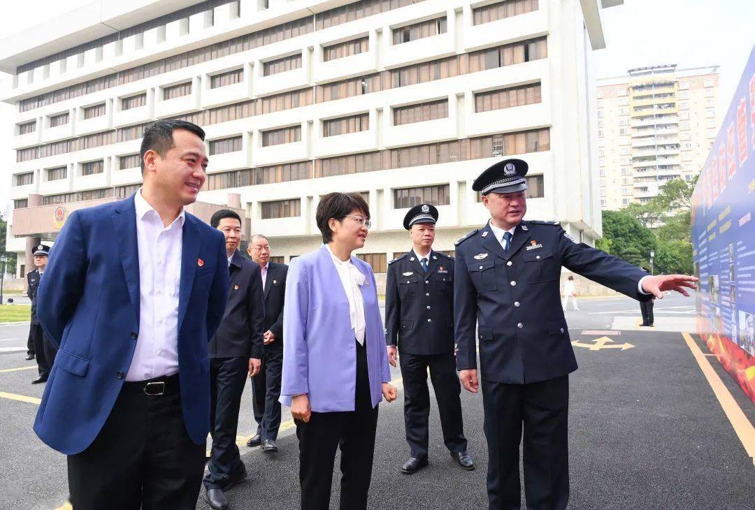 冯玲余金富出席市公安局2022年一月荣誉仪式和警营开放日活动