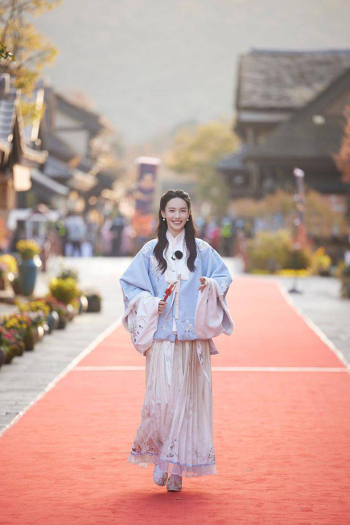 拨浪鼓金晨《追光吧》古装造型温婉清秀 宜古宜今尽显典雅精致