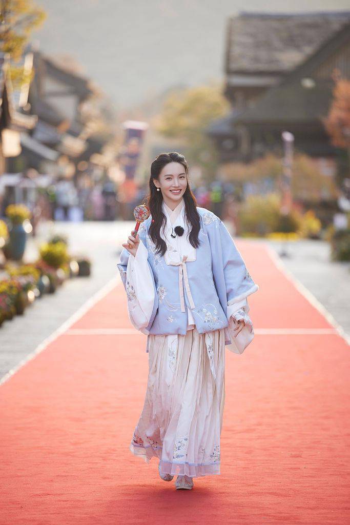 拨浪鼓金晨《追光吧》古装造型温婉清秀 宜古宜今尽显典雅精致