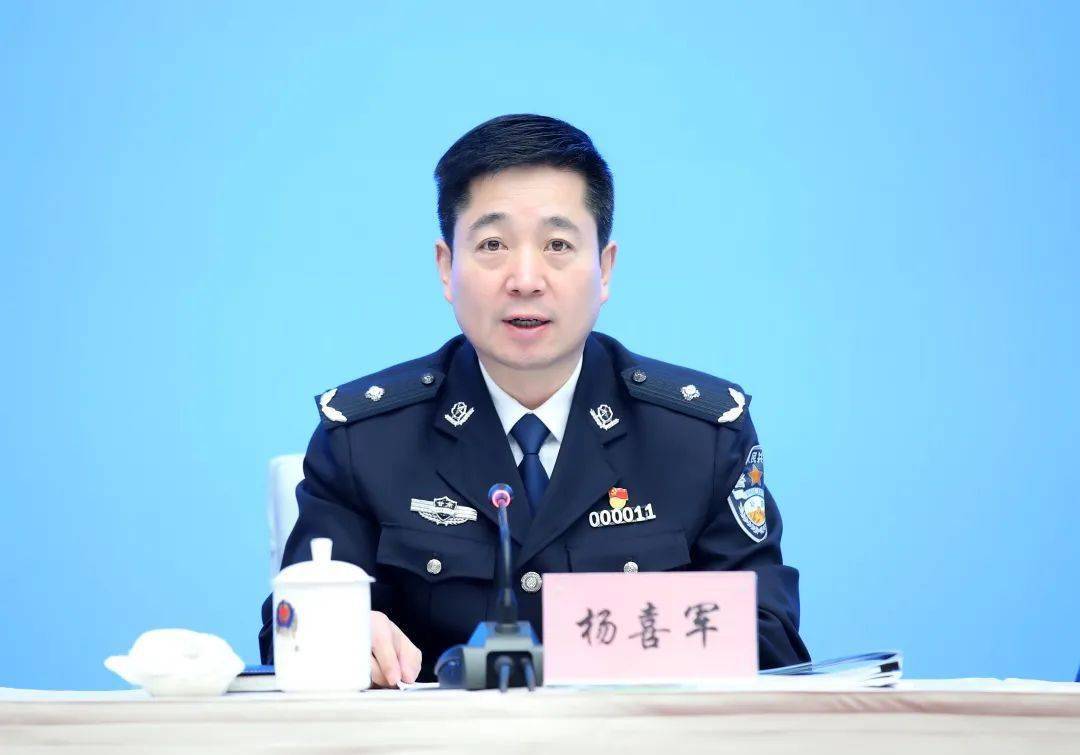 省公安厅政治部主任杨喜军宣读了表奖决定.