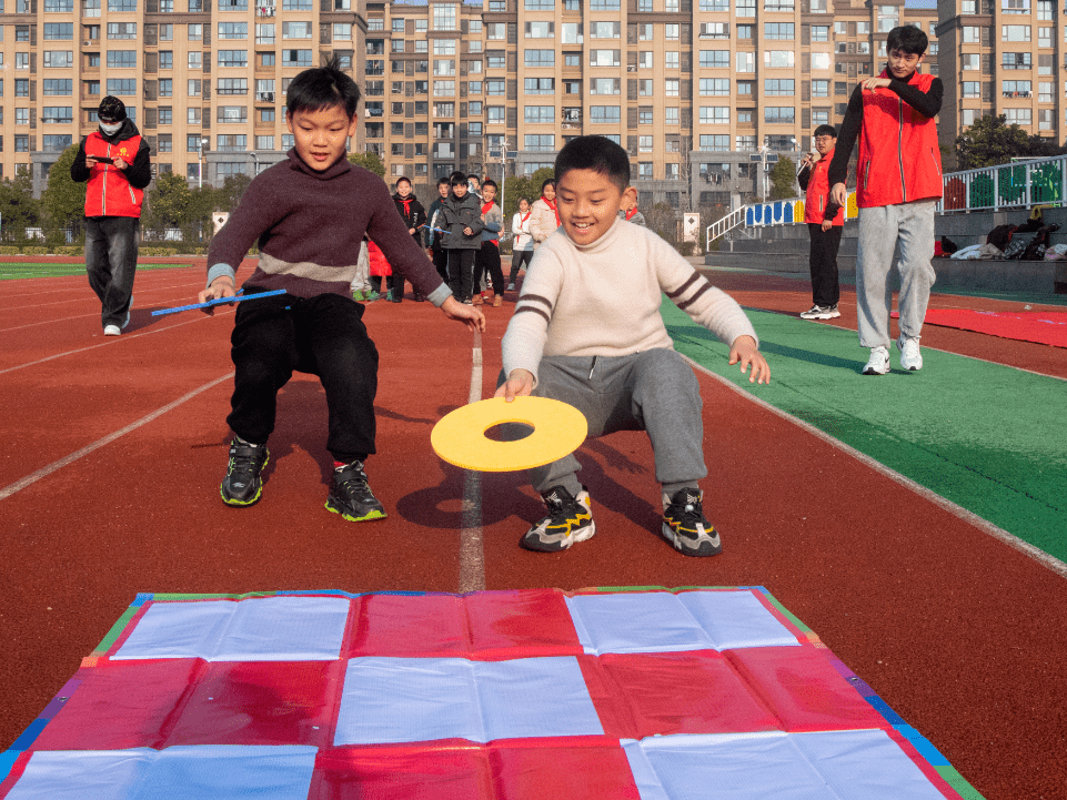 首先,运动会以"急速三子棋"开场,同学们一边奔跑,一边思考如何战胜