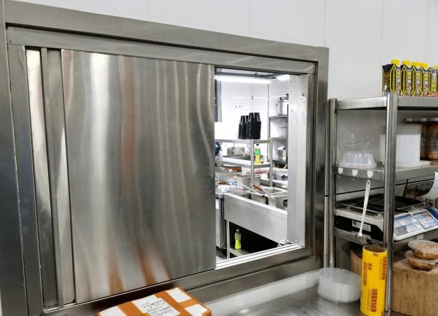 华彪面馆后厨防火门闭门器损坏;1,使用明火的厨房防火隔墙上开设洞口