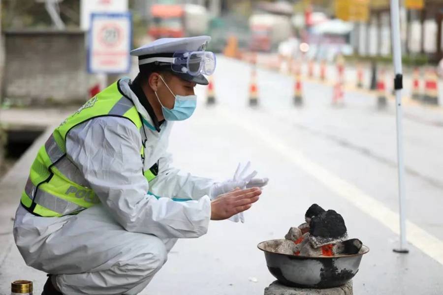 一张图一瞬间记录甘肃公安2021那些温暖和感动