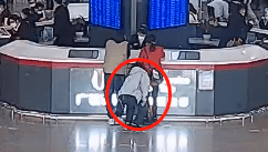 旅客在广州南站问路时千元红酒被偷！一女子作案现场被拍下