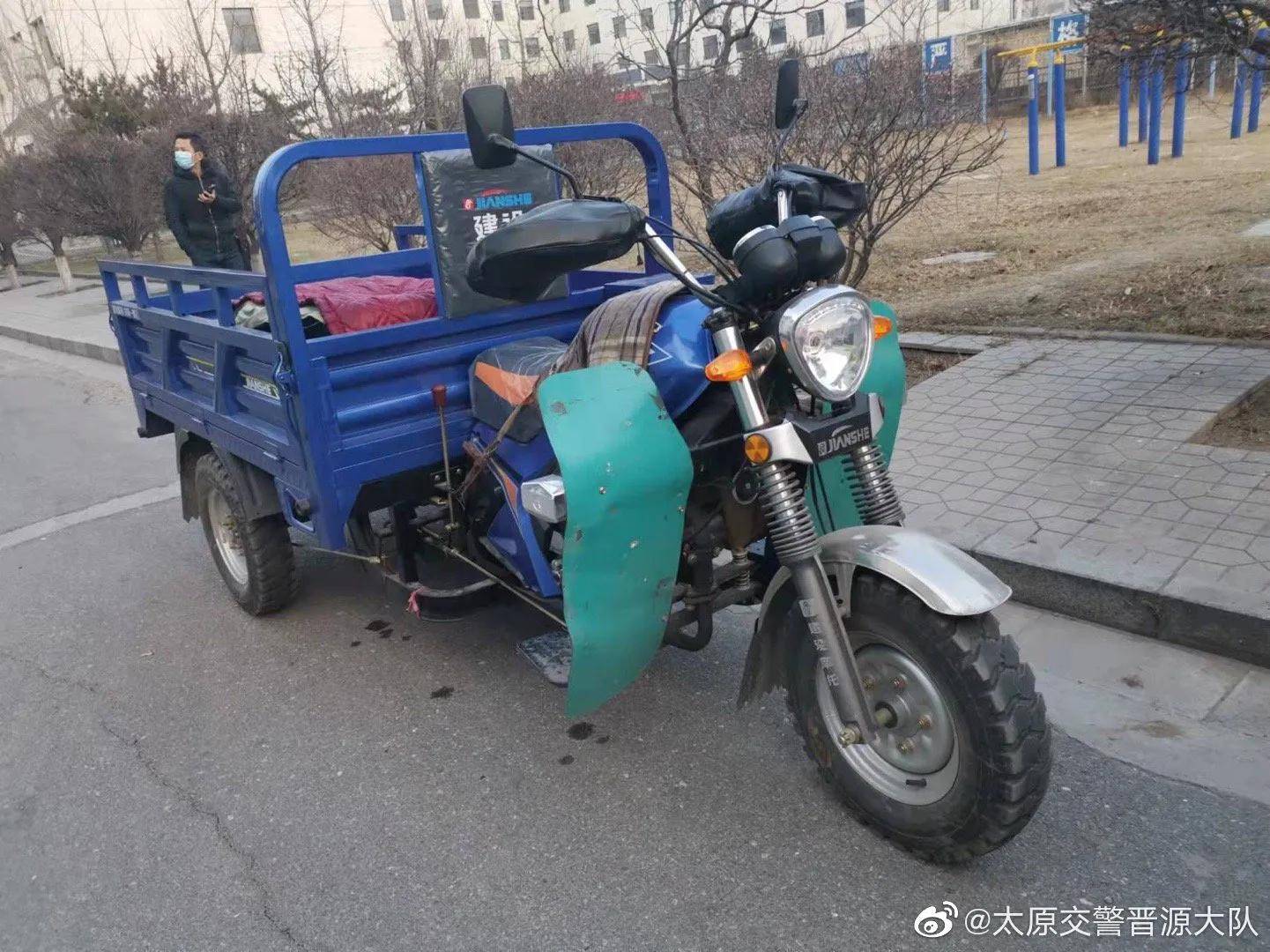 查获一辆无证三轮摩托车,交警要求男子出示行驶证,驾驶证,该男子一脸