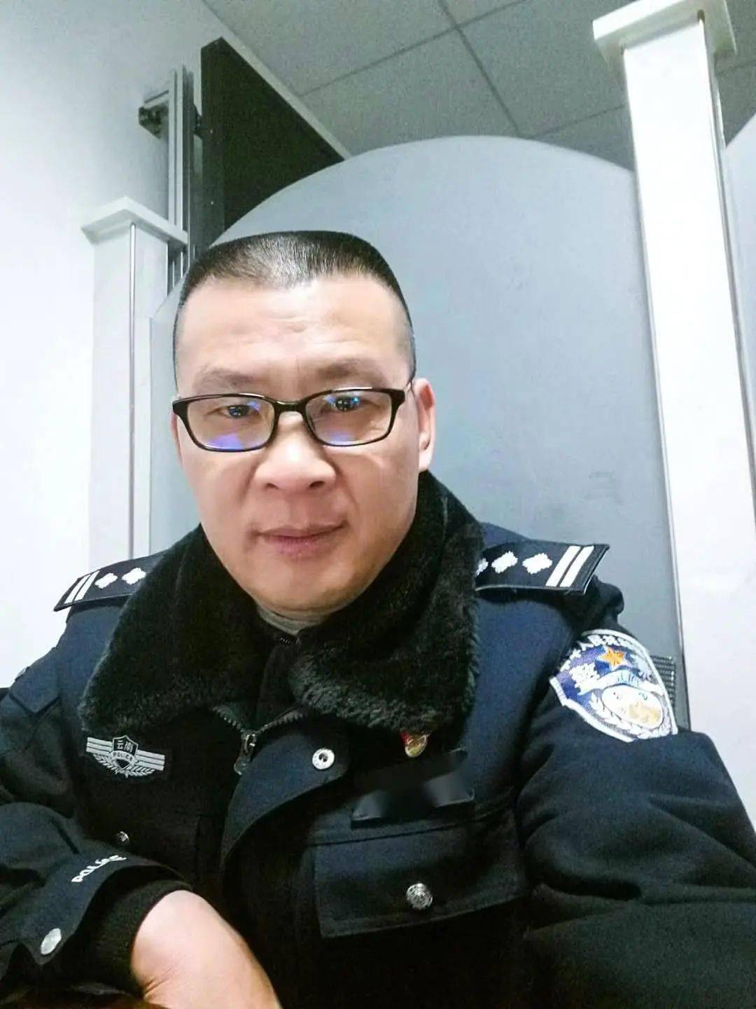 跟上父亲的步伐阔步走向新时代父子两代警察的故事