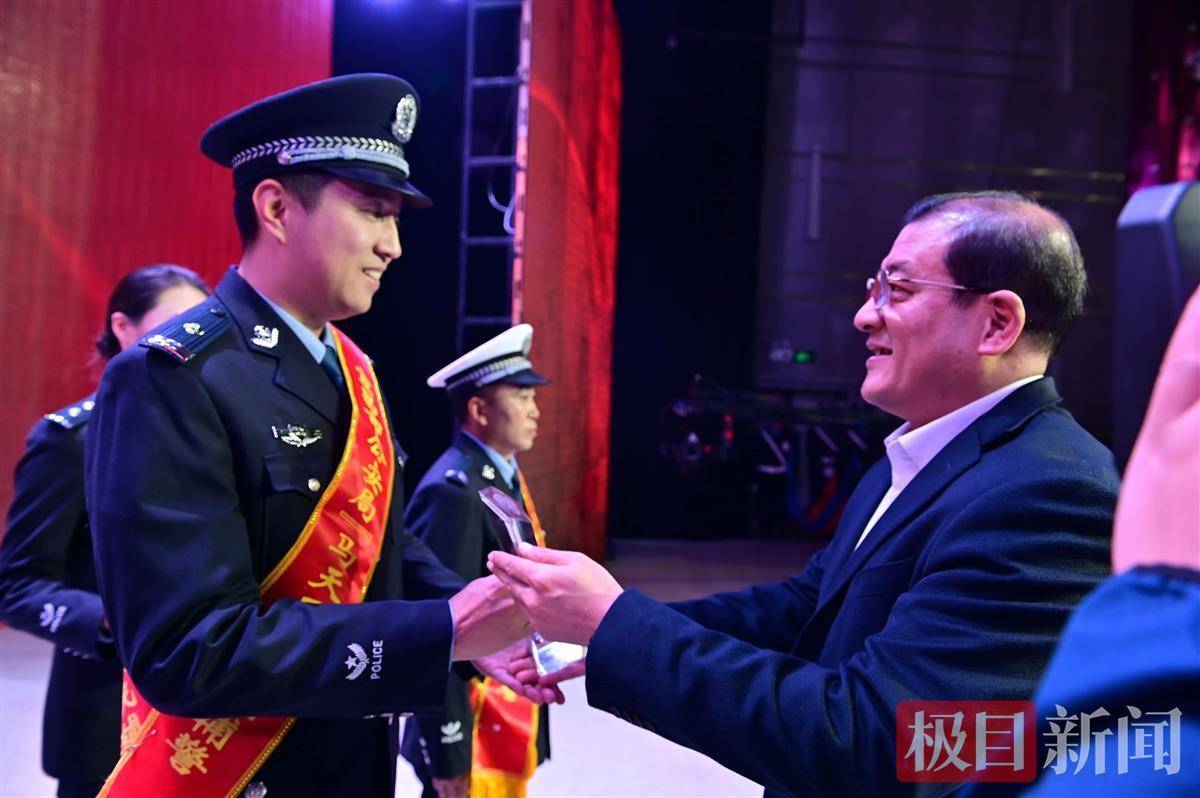 1月9日,在全国第二个"中国人民警察节"即将到来之际,湖北宜昌市公安局