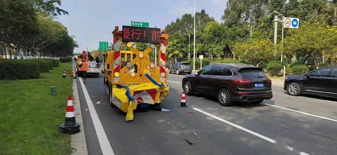 由於對主幹道和快速路的布控要求比較嚴格,正在防撞車前方作業養護