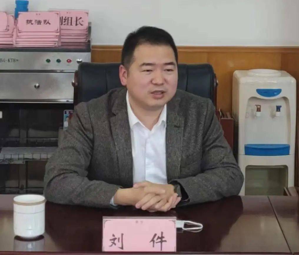 聚焦区城管执法局赴温泉镇调研基本无违建街镇创建工作