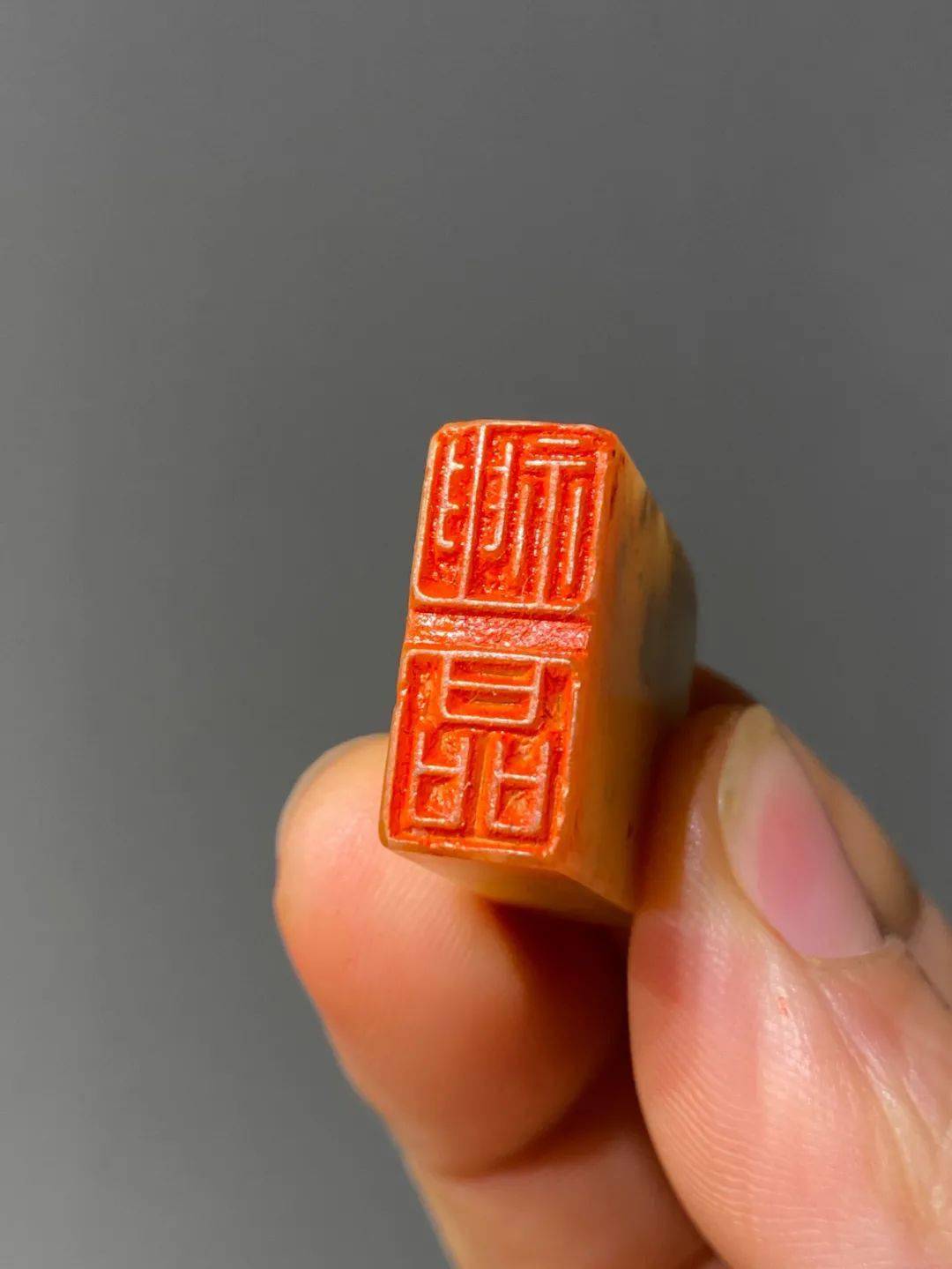 于一身的巴林黄冻石篆刻印章,印面篆刻名画上常见的收藏家印文"神品"