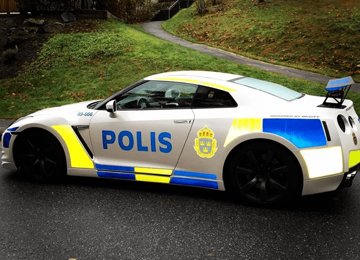 收藏一台并不存在的日产gtr伪警车
