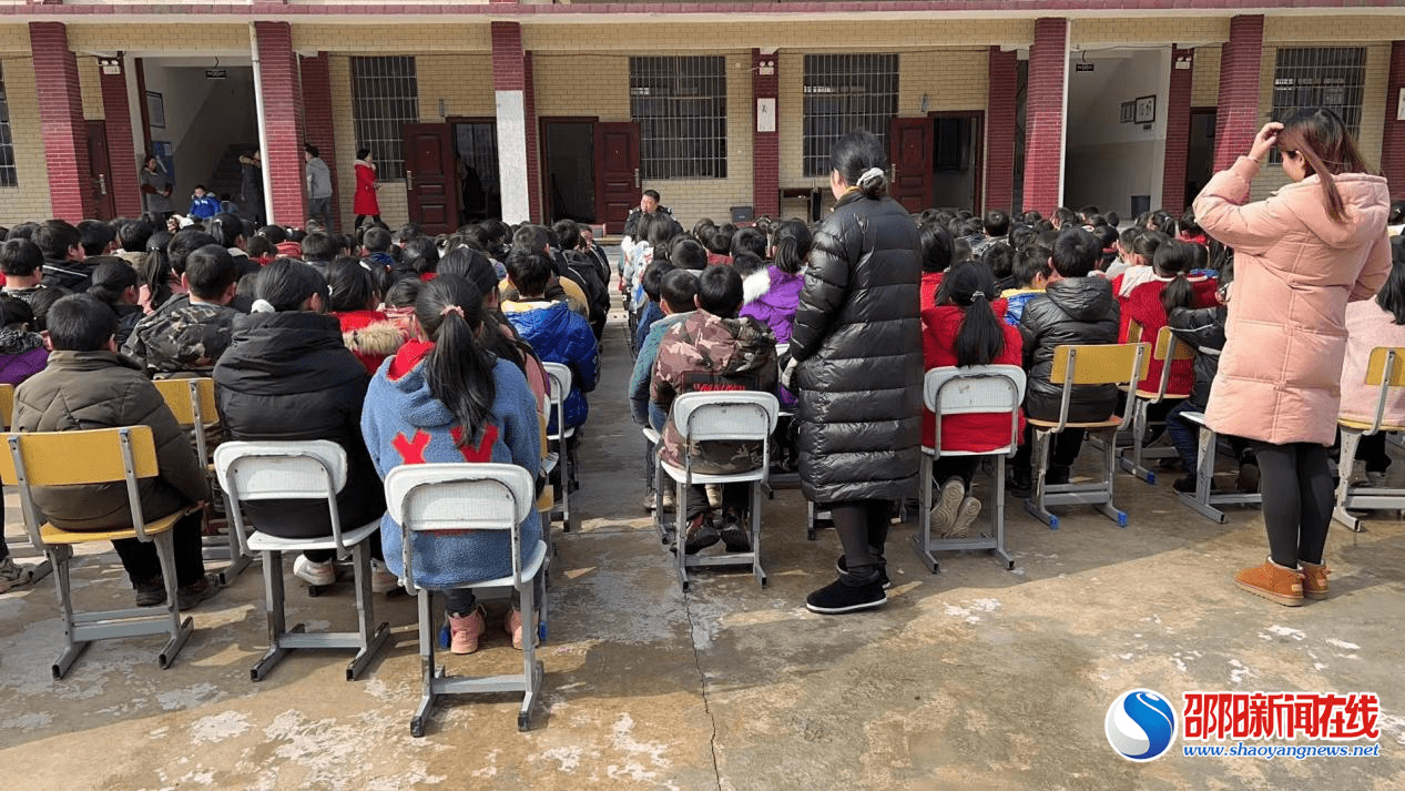 讲座|隆回县麻塘山乡青山九年义务制学校开展中小学生防范性侵教育专项讲座