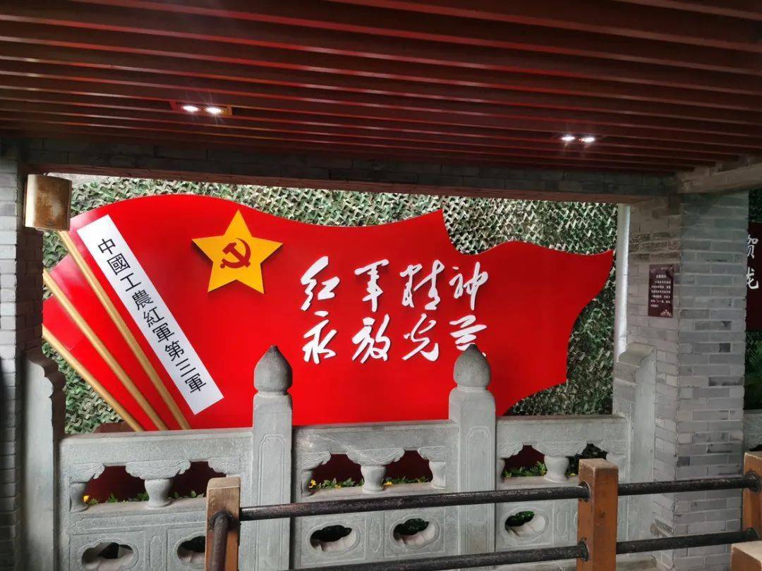 推荐:道家斋菜参观介绍:数十米长的"红色长廊"内容丰富,从贺龙,邓中夏