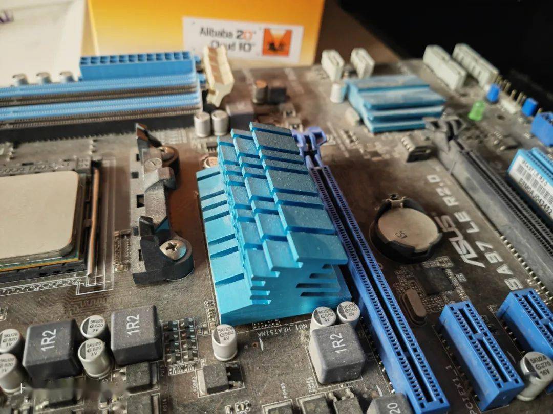 我小心翼翼用了两天荣耀折叠屏，结果它在发布会上直接被摔了。。。