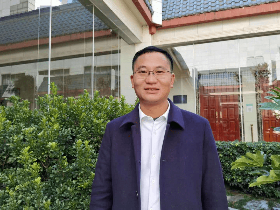 鹤庆县委副书记,县长张洪军说:"此项目一期一段试生产通电电解槽104台
