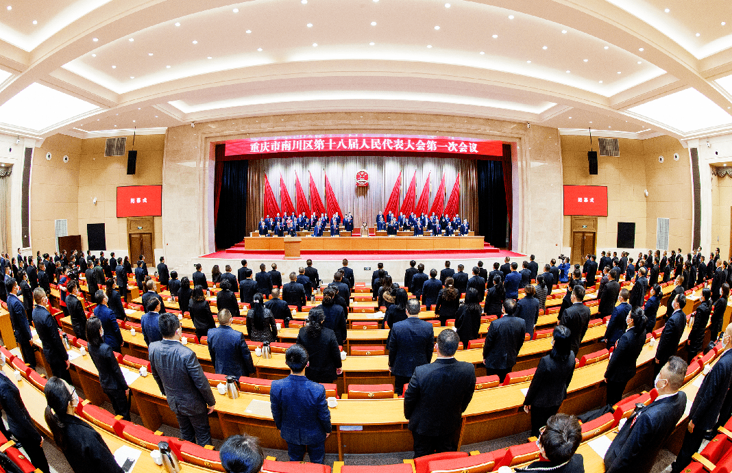 毛朝银出席 余立祥主持施崇刚当选区人民政府区长黄友明当选区人大