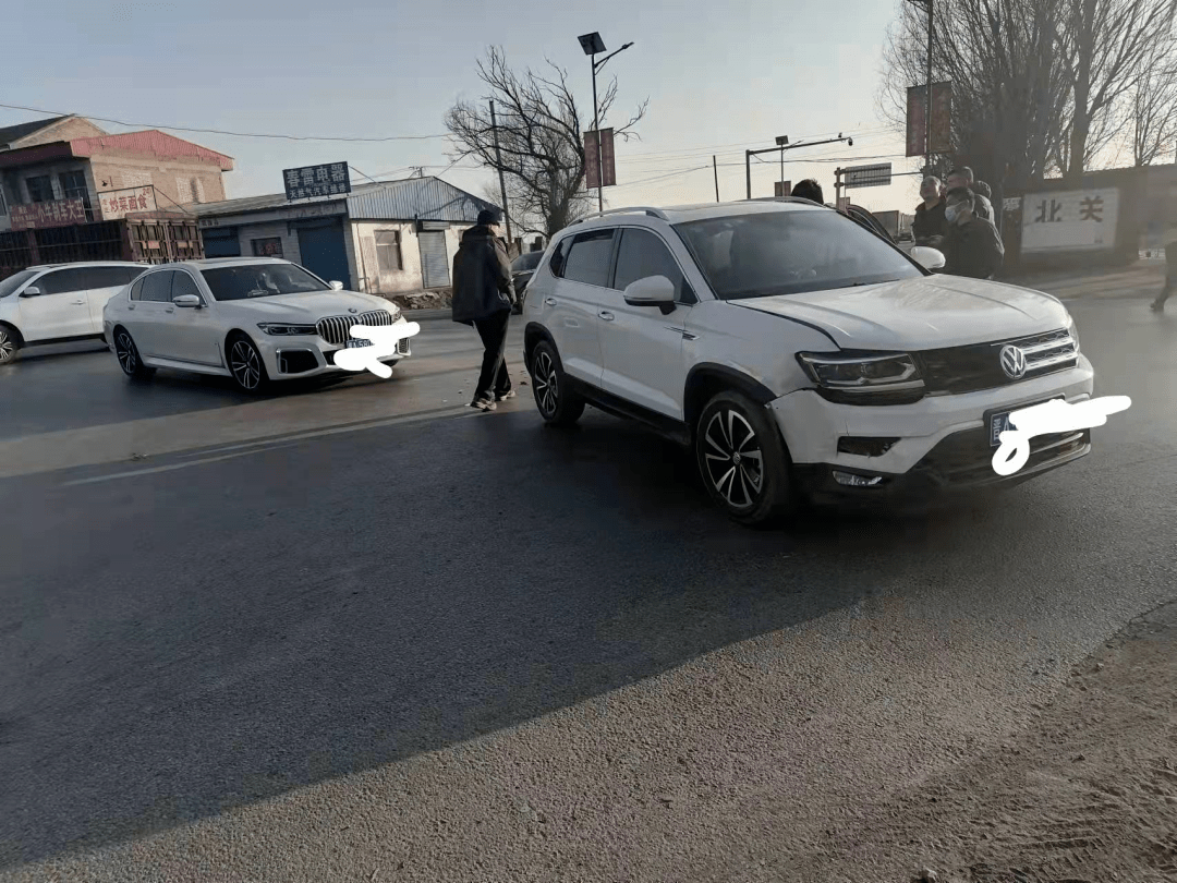 清徐车祸现场安全气囊都撞出来了