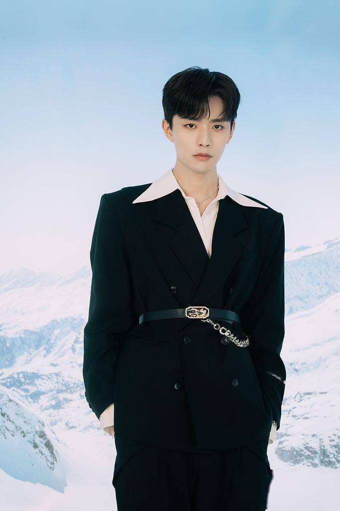 王敬轩参加冬奥星派对活动黑西装搭配腰带突显大长腿