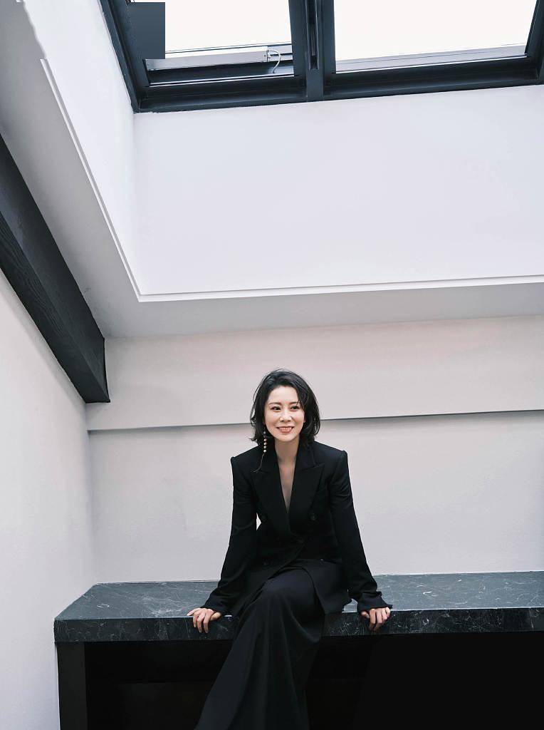 海清发布黑白质感写真黑色西装优雅干练气场全开