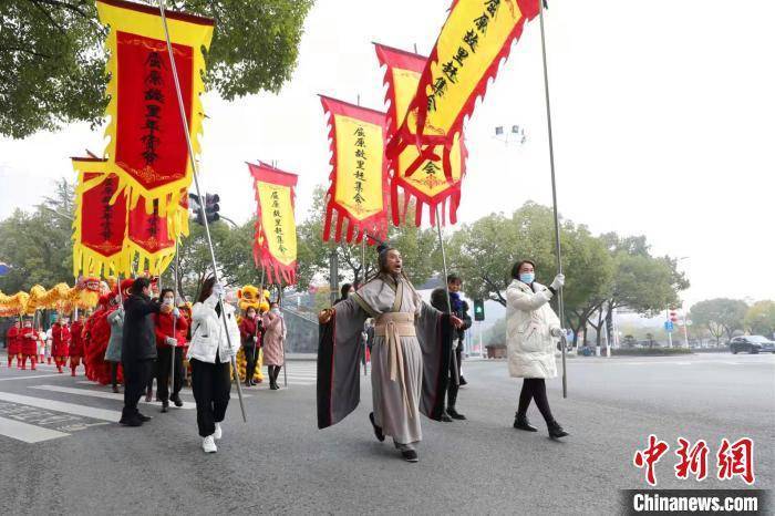 民间艺术|屈原故里赶集会再现“背盒”习俗