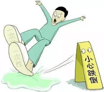 一男子入住景宁酒店穿着一次性拖鞋滑倒结果