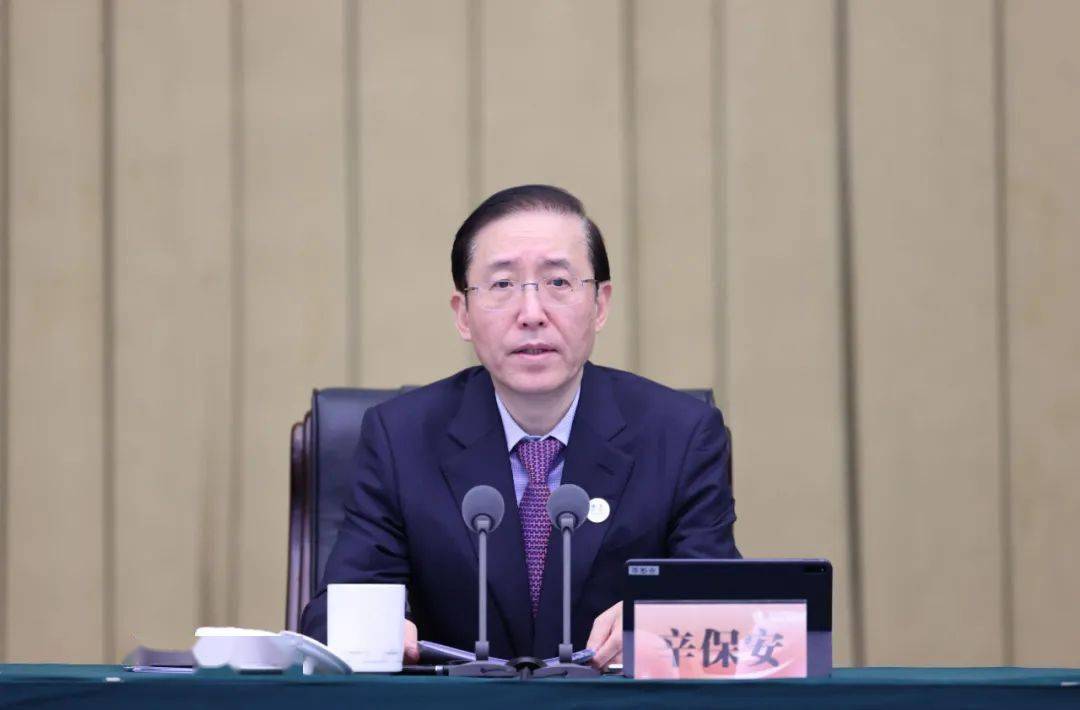 在热烈的掌声中,辛保安首先为当选中国电科院院士王伟胜,郑玉平