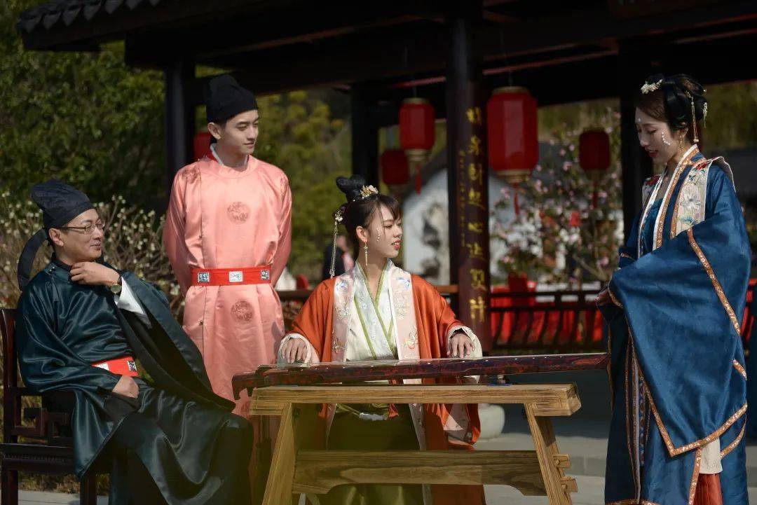 复制和宋代官窑瓷器,聆听古琴演奏和宋诗吟唱,品鉴杭州南宋名酒"蓝桥