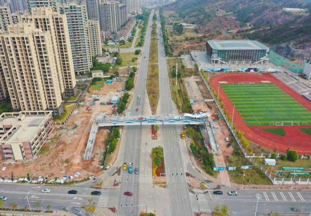 市区东环路这条人行天桥,​预计春节前交付使用